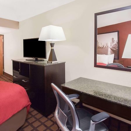 Отель Super 8 By Wyndham Chicago Il Экстерьер фото